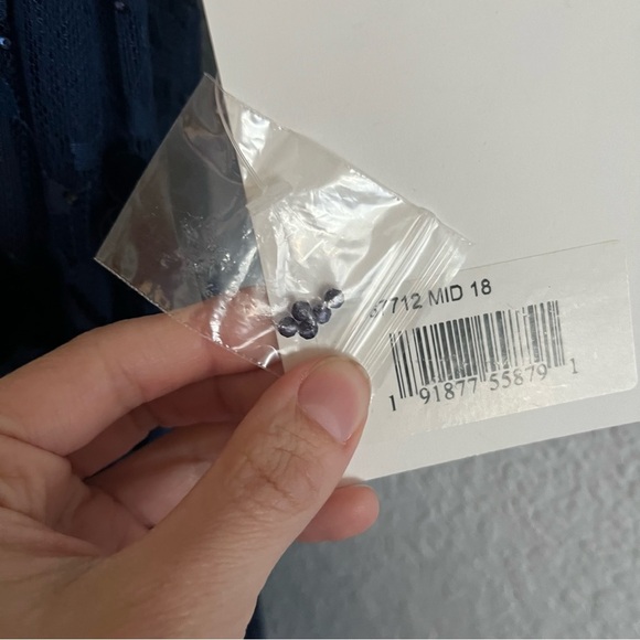 MacDuggal 67712 Midnight Floral Appliqué VNeck Flutter Sleeve Lace Gown NWT - Picture 7 of 9